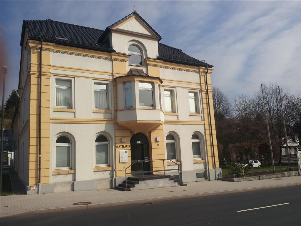 kultpix's tweet photo. #Overather Bürger machen #Schuldenberg der Stadt direkt neben dem Rathaus sichtbar ... @Gruene_Overath @ksta_rs http://t.co/XjFASTQDk1