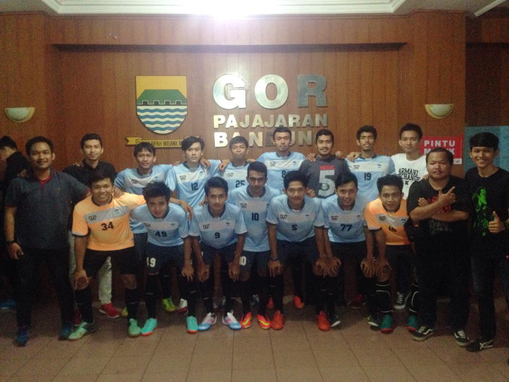 Futsal_FSHUIN's tweet photo. Squad Futsal FSH Grand Final Lawlympic Unpad 2015 http://t.co/nYym0upd7x