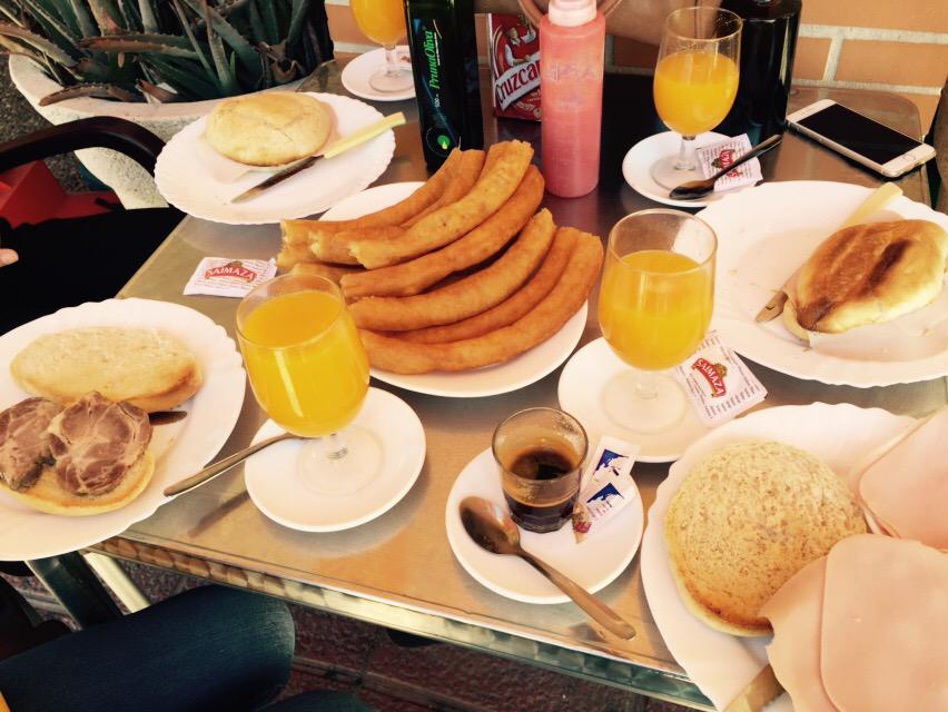 adrics4ever's tweet photo. Desayuno d campeones para una larga jornada d trabajo 😁😁 #breakfast con @lauraterrero1 @sandra_1789 @Sp_Tamii http://t.co/TL7nF1Gwn2