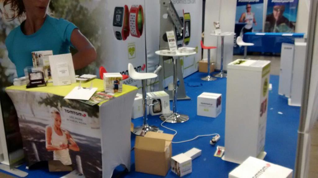 RUNNINGFIZ's tweet photo. @runners_es @maratonfiz Así han quedado algunos de los stand Expo 1/2 Madrid. Vaya putada http://t.co/G1s6T2WL5F