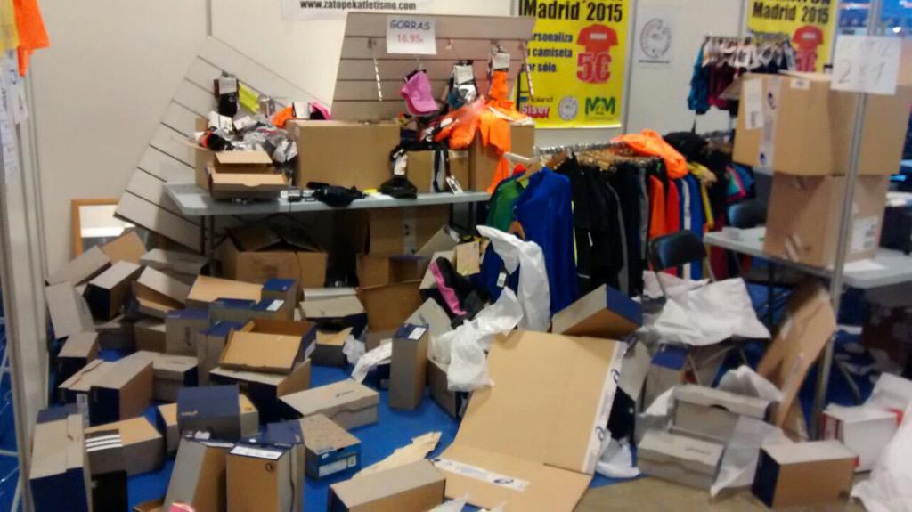 RUNNINGFIZ's tweet photo. @runners_es @maratonfiz Así han quedado algunos de los stand Expo 1/2 Madrid. Vaya putada http://t.co/G1s6T2WL5F