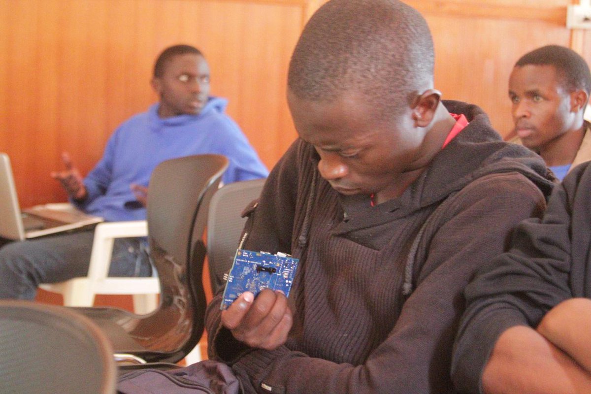 DMwangi_'s tweet image. #IntelAndroid #ArduinoDKE15 With @ArthurKenOtieno