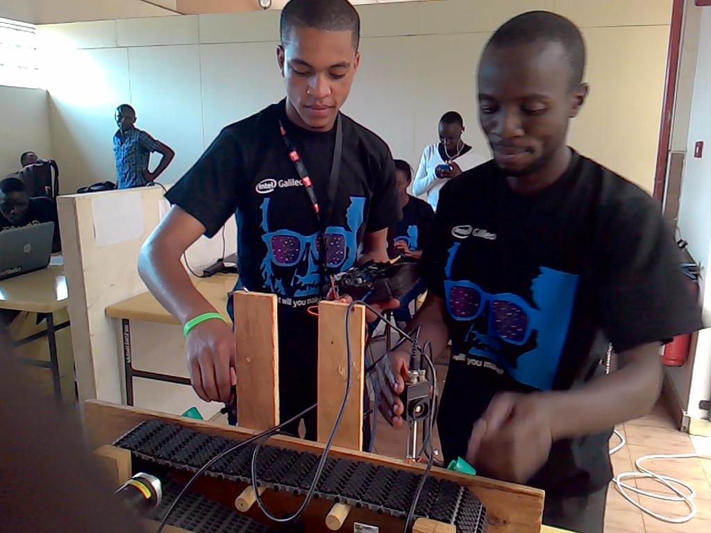 ChrisBarso's tweet image. Project demo session in progress #IntelAndroid #arduinoDKE15 @mickey_myk @IntelATDeKUT