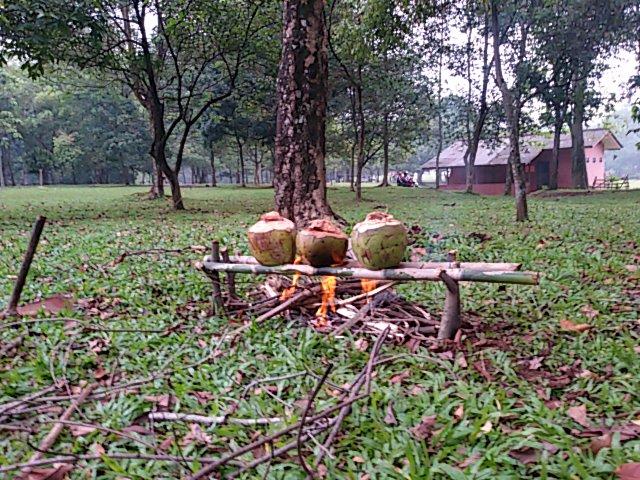 satpassus58's tweet photo. Bakar belut, kelinci, lemang :) #RAILIPAN http://t.co/KfVIGyHruk