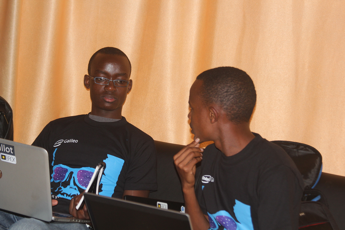 DMwangi_'s tweet image. @ArthurKenOtieno #ArduinoDKE15 #IntelAndroid