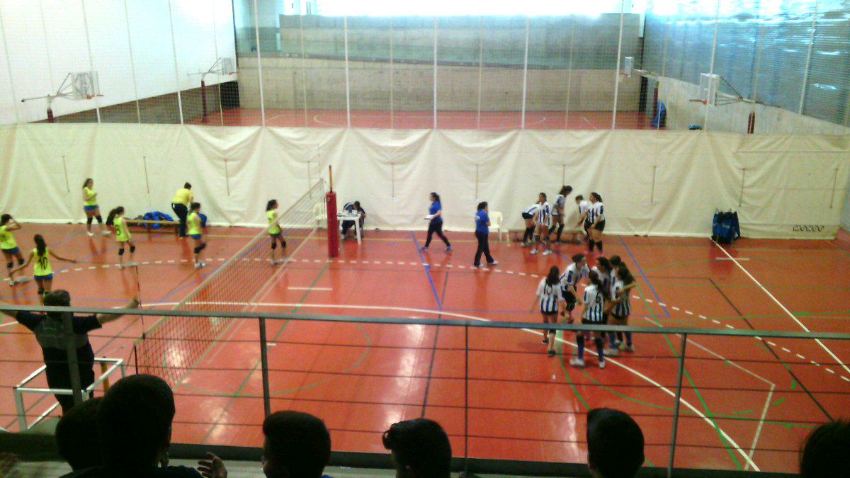 CVJerez's tweet photo. El Cadete Femenino gana su primer set ante CV Olvera. Gran ambiente en la grada para despedir la temporada #CVJerez http://t.co/BeOuniRNNk