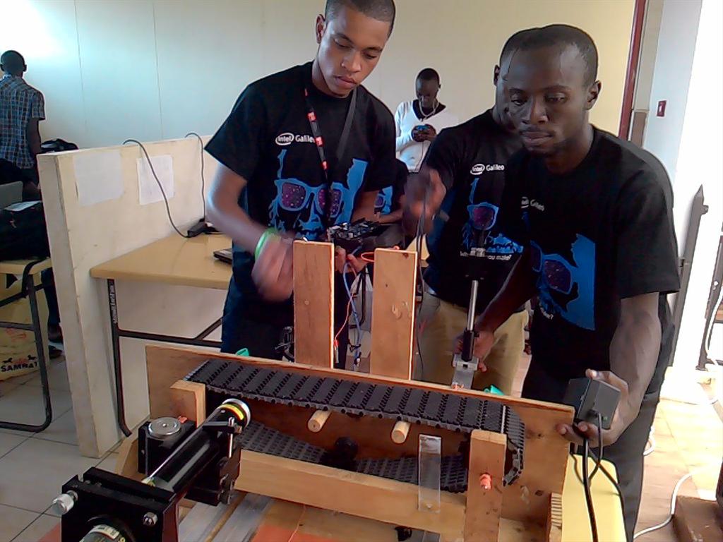 ChrisBarso's tweet image. Project demo session in progress #IntelAndroid #arduinoDKE15 @mickey_myk @IntelATDeKUT