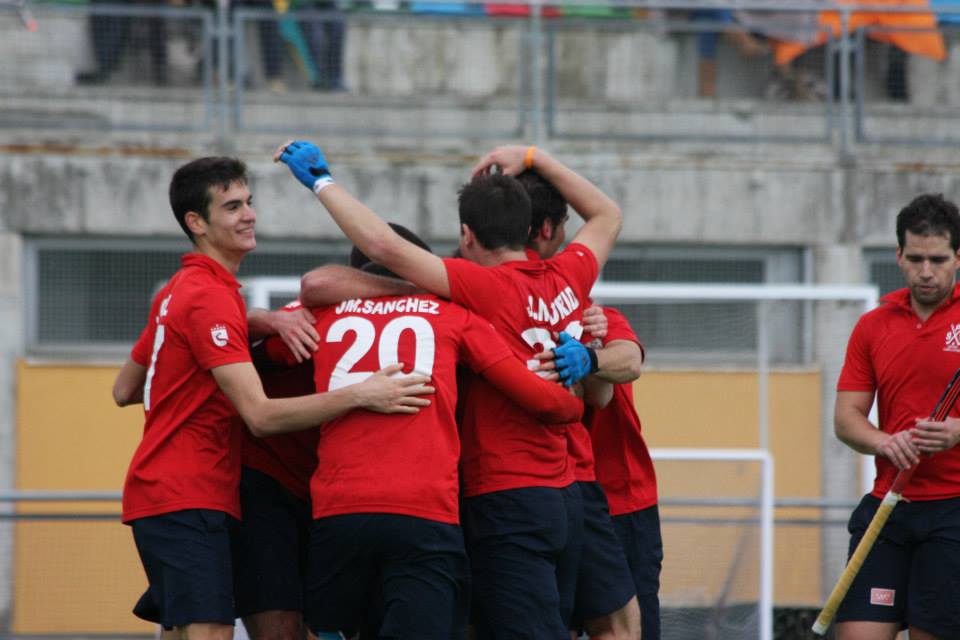 JMSchemuki's tweet photo. Nueva oportunidad de reenganharse a la lucha por seguir en DHB! vamos @ComplutenseSPV #HockeyDHB #esaComplu http://t.co/4xJTHcHwhx