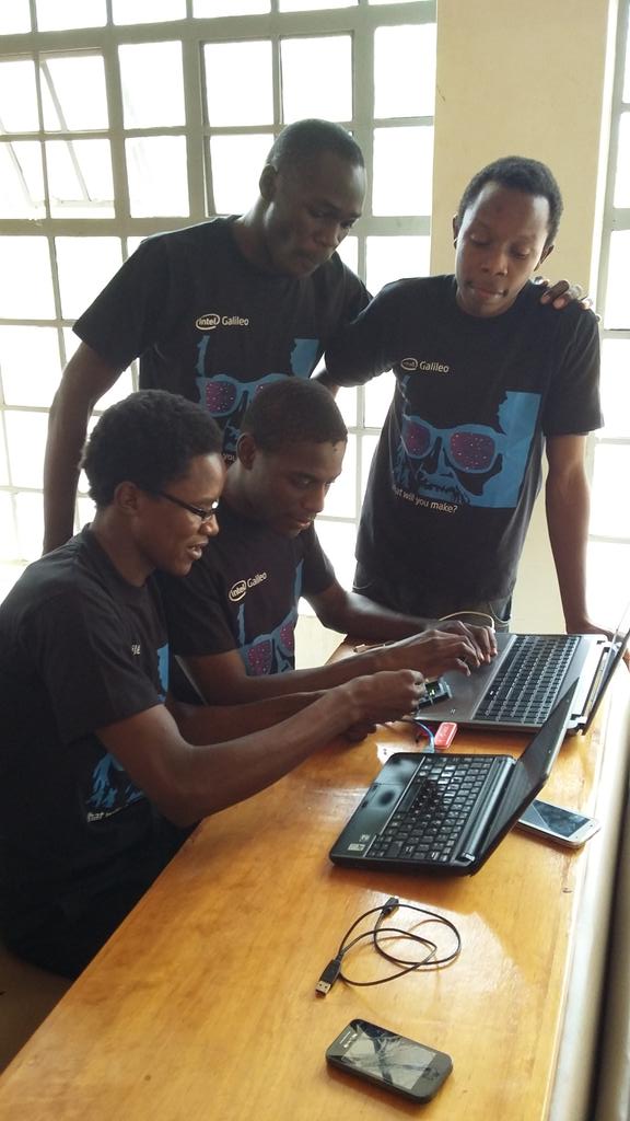 KejiVoxy's tweet image. #TeamDectroSinc representing TIE-GURUS #ArduinoDKE15 #IntelAndroid