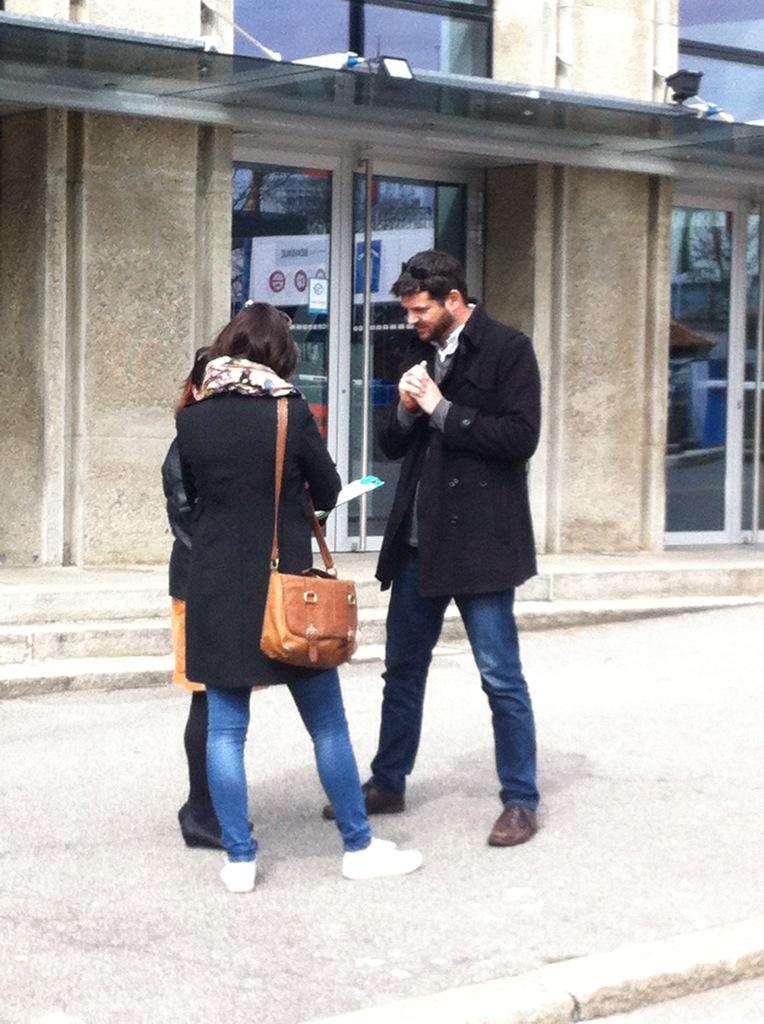XavCompany's tweet photo. Et hop, les @VertsLausannois au taquet pour des #AlimentsEquitables devant #Mednat, on récolte, on récolte ! http://t.co/peMYZv7BOt