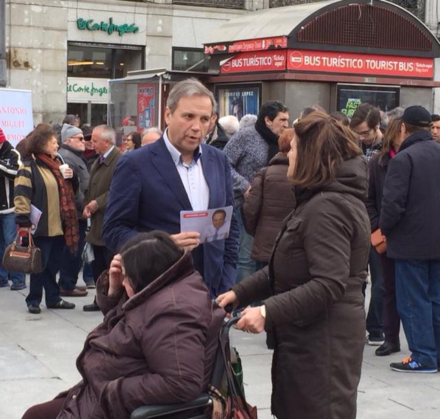 u_arroba's tweet image. Dos copas por 10 pavos, 12 si es importación, y si venís conmigo os invito a un chupito. Está llenito de tías.