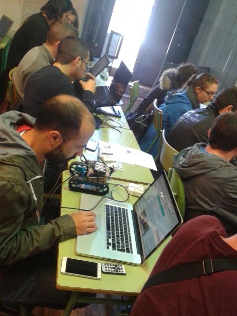 outecran's tweet photo. #ArduinoD15 #hacklabal #gentequehacecosas #eArteALM @baldboy con #Makeblock http://t.co/BsvEZBnY7b