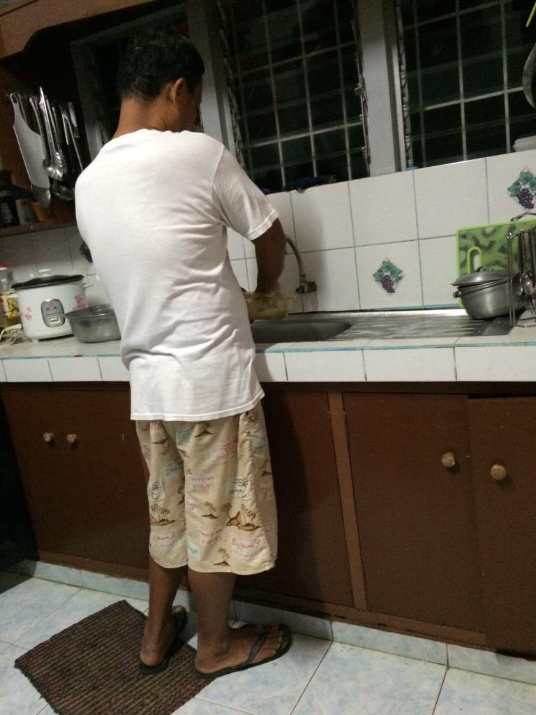 1shgzn0's tweet photo. Katamad maghugas eh kaya siya na lang. Hahaha. Yehey. #BestPapiEver http://t.co/VeOwezeoph