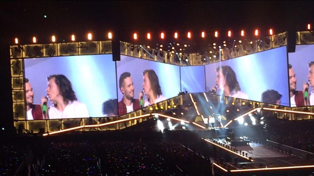 1dW1017's tweet photo. もう一度この瞬間に戻りたい人ＲＴ
#VoteOneDirction   #KCА http://t.co/m0TdY7GgDn