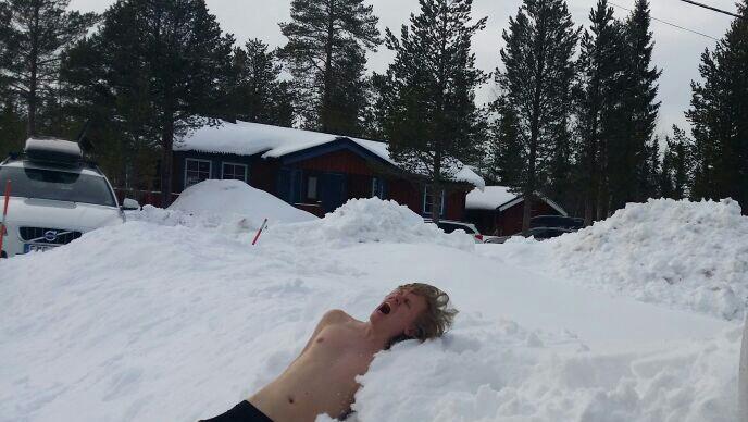 Petsson4444's tweet image. Bada i snö är min grej