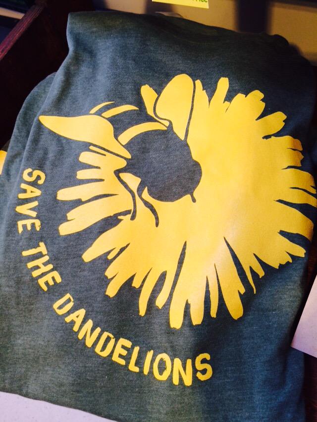 MOMsOrganicMrkt's tweet photo. Talking sustainability with @GeorgeMasonU in #Merrifield for #SavetheDandelions! http://t.co/93CFvCMlbW