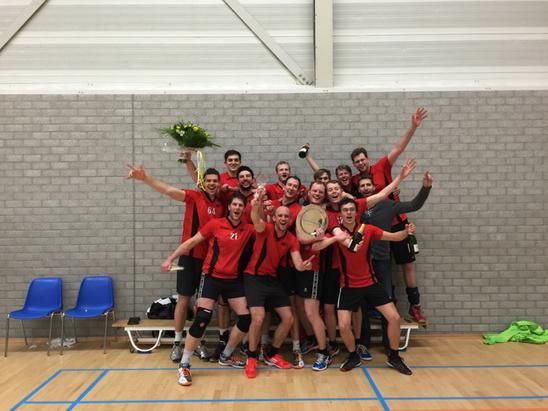 vvamsterdam's tweet photo. De kampioenen van de 3e divisie A @VVAmsterdamH1 #roadtopromotie #gepromoveerd http://t.co/yWMOYooob8