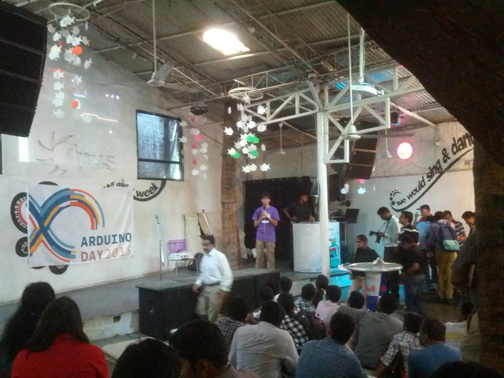 littleBits's tweet image. Our Bangalorean bitSTAR @anmol1771 was rocking a littleBits shirt for his #ArduinoD15 presentation 🙌 #InventAnything