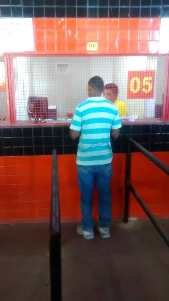 Cambista comprando ingresso no guichê, eles vem com documento do Sport autorizando. <a href="/alessandromc/">𝘼𝙡𝙚𝙨𝙨𝙖𝙣𝙙𝙧𝙤 𝙈𝙖𝙩𝙞𝙖𝙨</a> <a href="/JorgePedroso/">Jorge Pedroso</a>