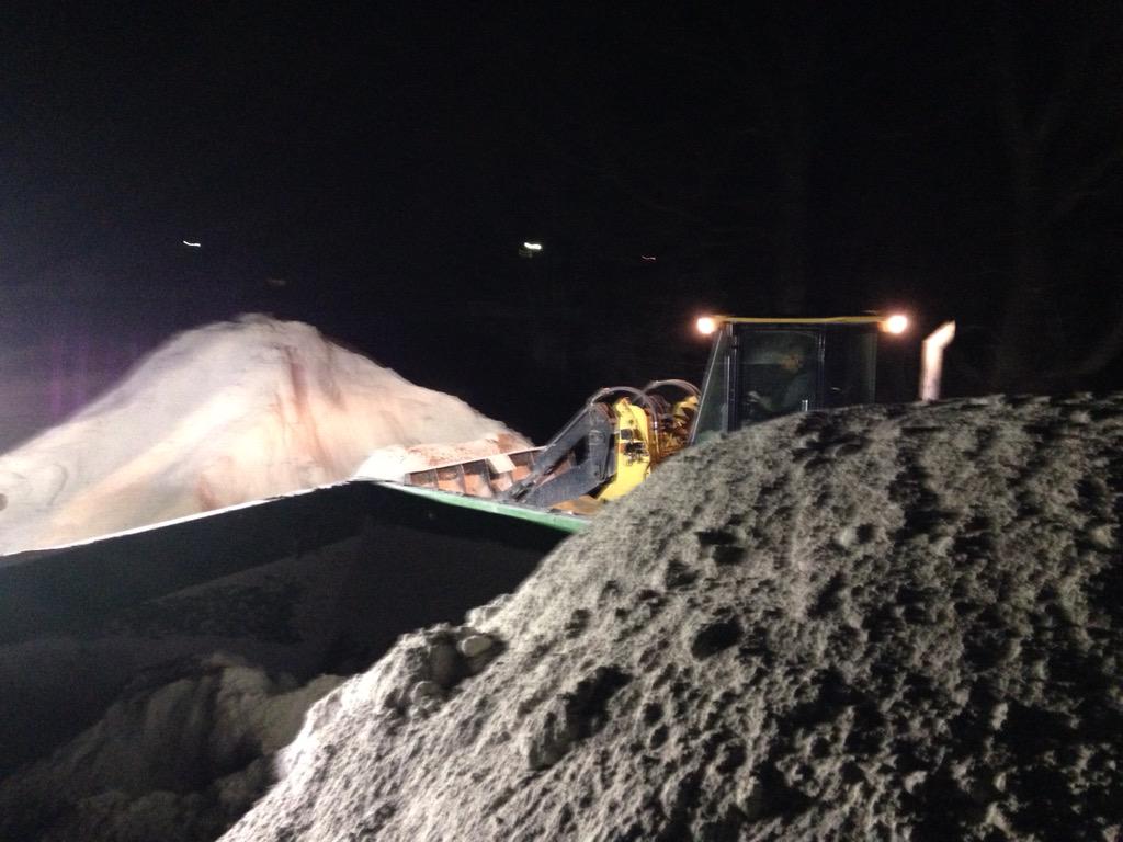 TomFarms's tweet photo. It was a early morning for some of our team. #LimeApplication #Plant15 #TomFarms PC Keith http://t.co/hhhsYJw5ij