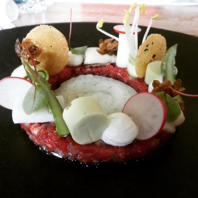 Dry aged Gelderse runderlende, groene asperge, ricotta, creme kappertjes en dille