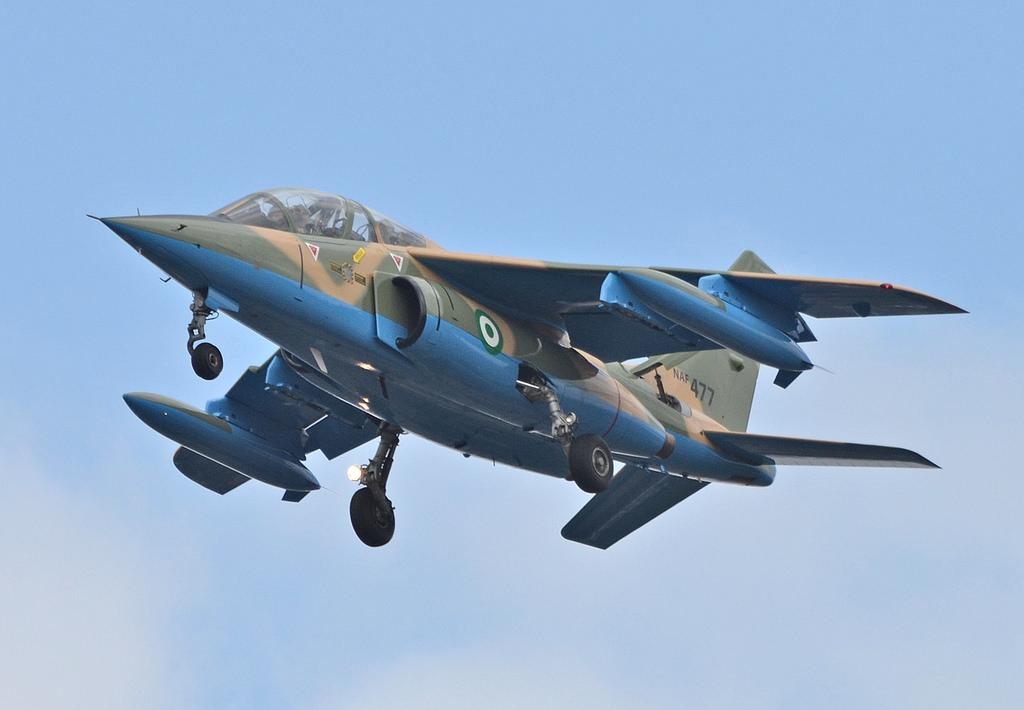 نيجيريا تستلم طائرتين Alpha Jet مستعملتين من الولايات المتحده  CBMIdaqWgAIP1zI