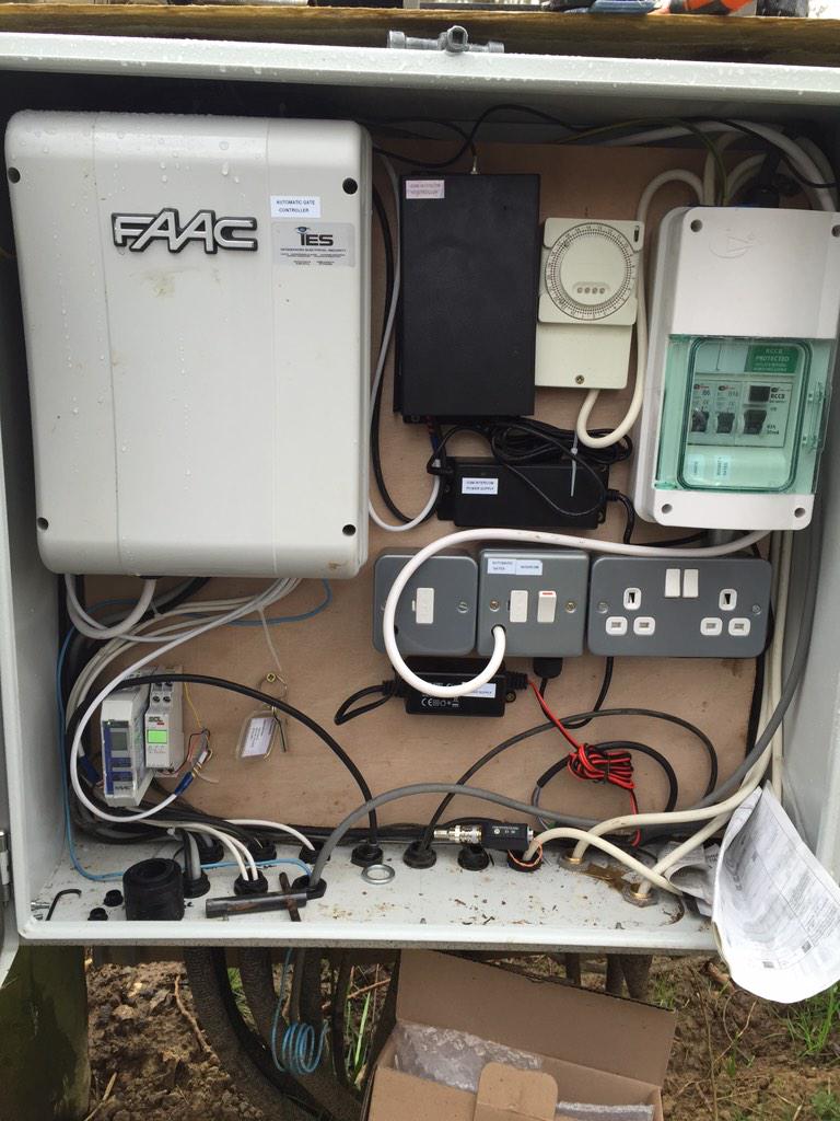 Nice #woodengates#electricgates #gateautomation <a href="/FAACUKLtd/">FAAC (UK) Ltd</a> installed and commissioned by us!