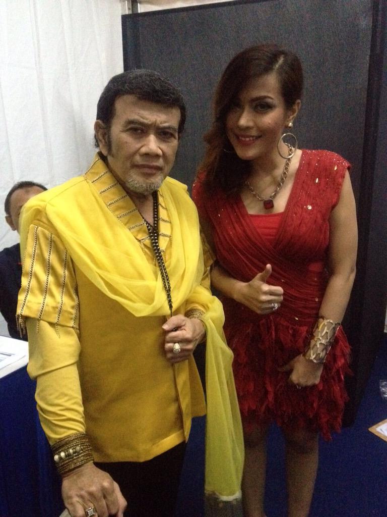 novitadewireal's tweet photo. Legend nih..Raja Dangdut!! @Hj_Rhoma_Irama Terimakasih pak haji sdh berkenan sepanggung dgn saya..God bless pak haji http://t.co/KljDMhkcTb