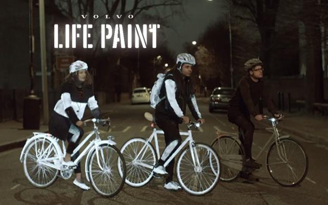 MobiliTDurable's tweet photo. #Volvo lance un spray réfléchissant invisible pour la sécurité des #cyclistes http://t.co/mNuxg449mg #vélo http://t.co/3RAQHyky3K