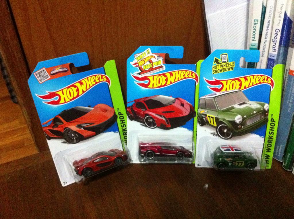 Bang numpang parkir bang di garage nya 😃😃😃 <a href="/hotwheels_shop/">hotwheels shop</a>