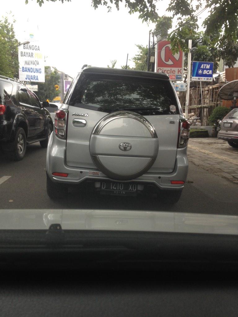 "<a href="/monniesay/">monnie</a>: Mobil ieu buang cangkang lontong sembarangan #plisatuhlah <a href="/ridwankamil/">Ridwan Kamil</a>" <a href="/se_bdg/">se_bdg</a> @BDGcleanaction