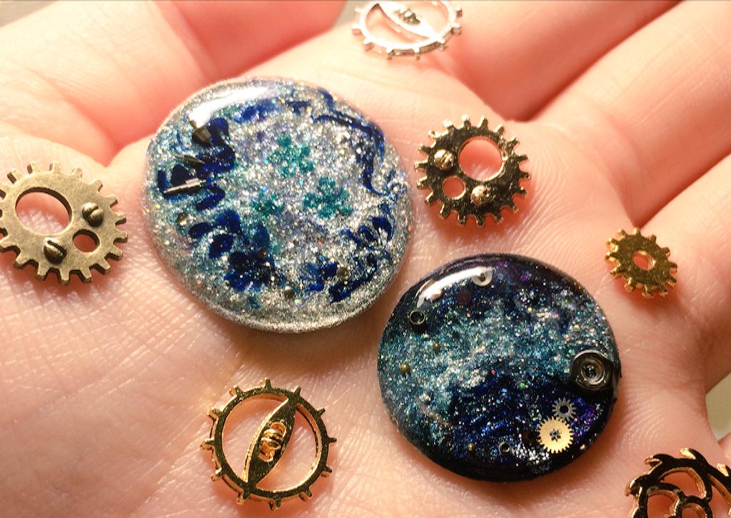 くぅ Ar Twitter 新しい宙マグと大分前にやって失敗してしまった深海塗り的なもの そしてこれまた大分前の作品 プラバン電球です レジン液がかなり減ってきてしまいました W レジン プラバン 宇宙塗り ハンドメイド 歯車 Http T Co 2ac9cpkav3