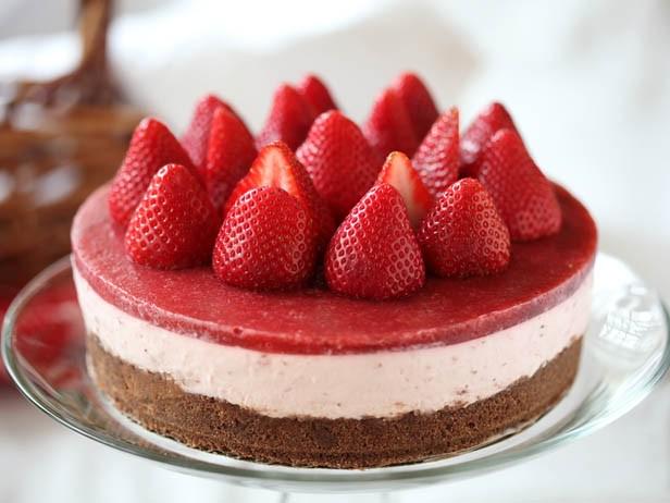 CookingChannel's tweet photo. Weekend project: This no-bake strawberry cheesecake: http://t.co/mL0OrsrRKI RT if you'll try it http://t.co/YPW7trPjPm