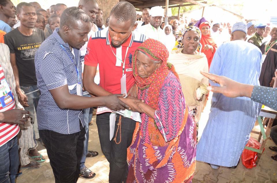 17_Levels's tweet photo. ❤️“@kabeerabi: This old woman is out to vote for change in Maiduguri Borno state  @APCNigeria @Bint_Moshood http://t.co/b8GJwPbrDW”