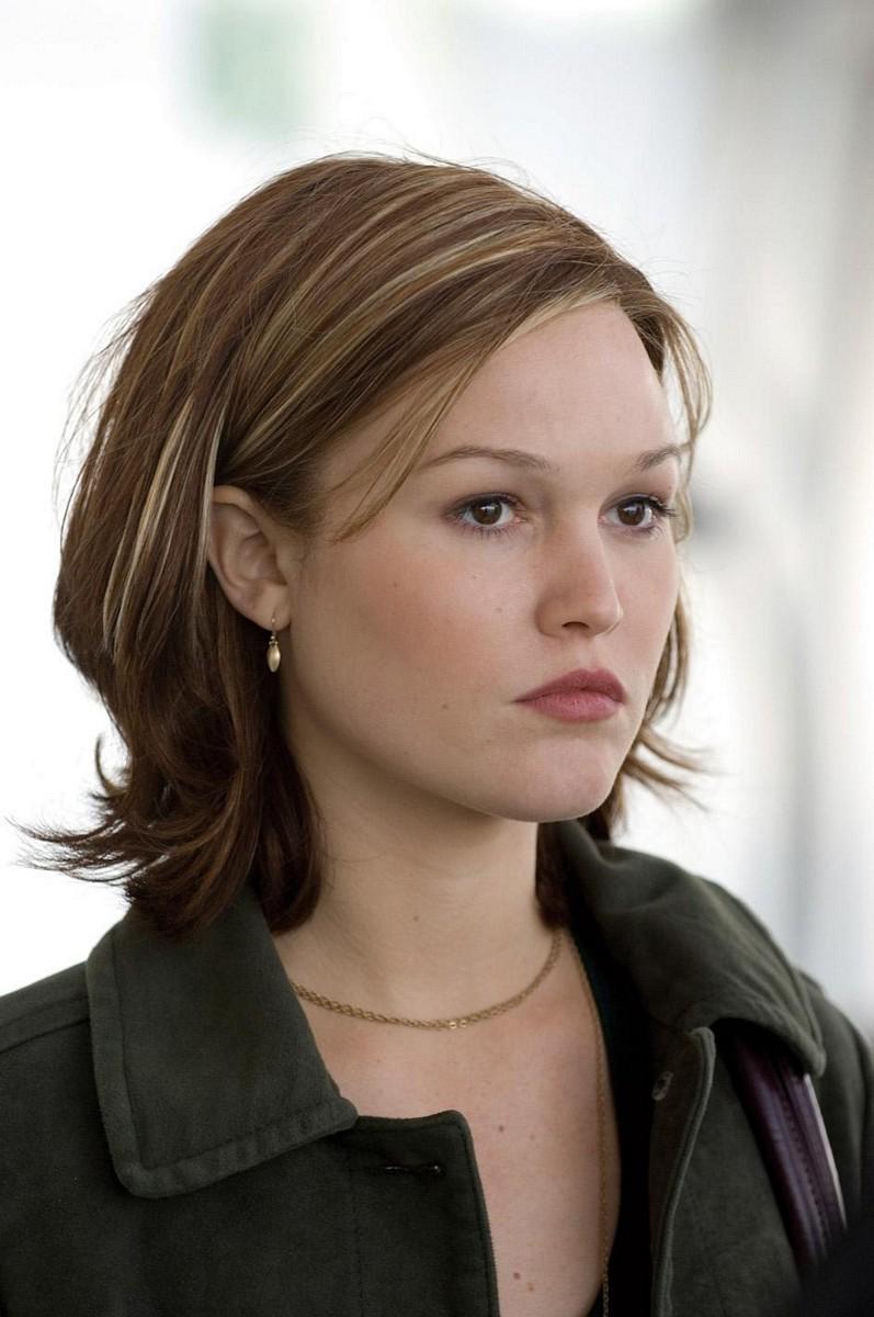 Happy birthday to the gifted and gorgeous Julia Stiles. She turns 34 today. Where have the years gone? 
