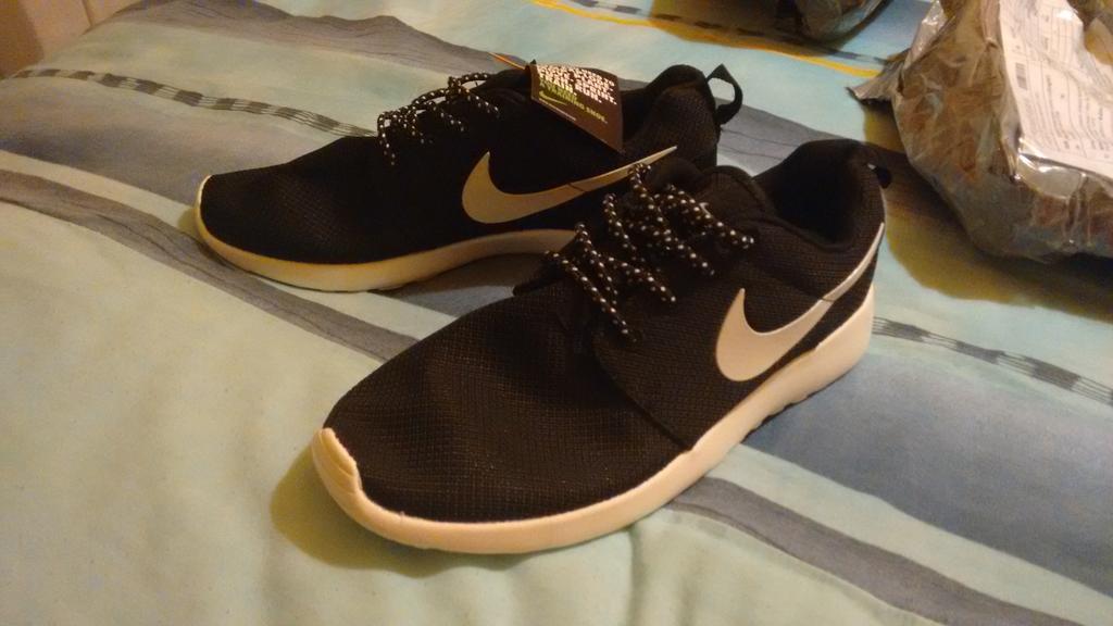 elogr107's tweet photo. El regalo de mi hermano aquí esta. Estas Roshe, gracias a @RopaCalitee me gustan mucho http://t.co/IcSXEZQzvi