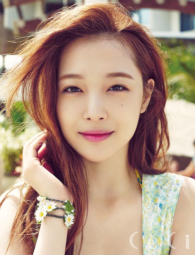 allkpop's tweet photo. #GiantBabytoPrettyLady Fans celebrate Sulli's birthday on Twitter! http://t.co/rR93GlzJeZ http://t.co/Al1HFj5fm7