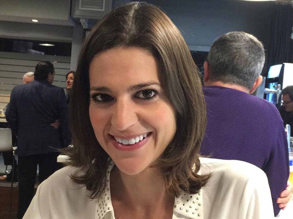 amparobarbeta's tweet photo. “@susanaremohi: La periodista @aguedabayarri, colaboradora de #OfficialPress - http://t.co/aK0ypiNNB7 http://t.co/9JOu9Ar2Kb A TRIUNFAR