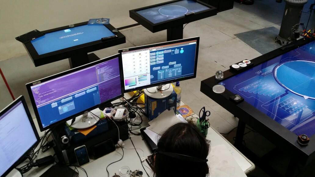 jimihertz's tweet image. Gabriel, Our lead developer @ work : #multidisplay #multitouch #objectviz