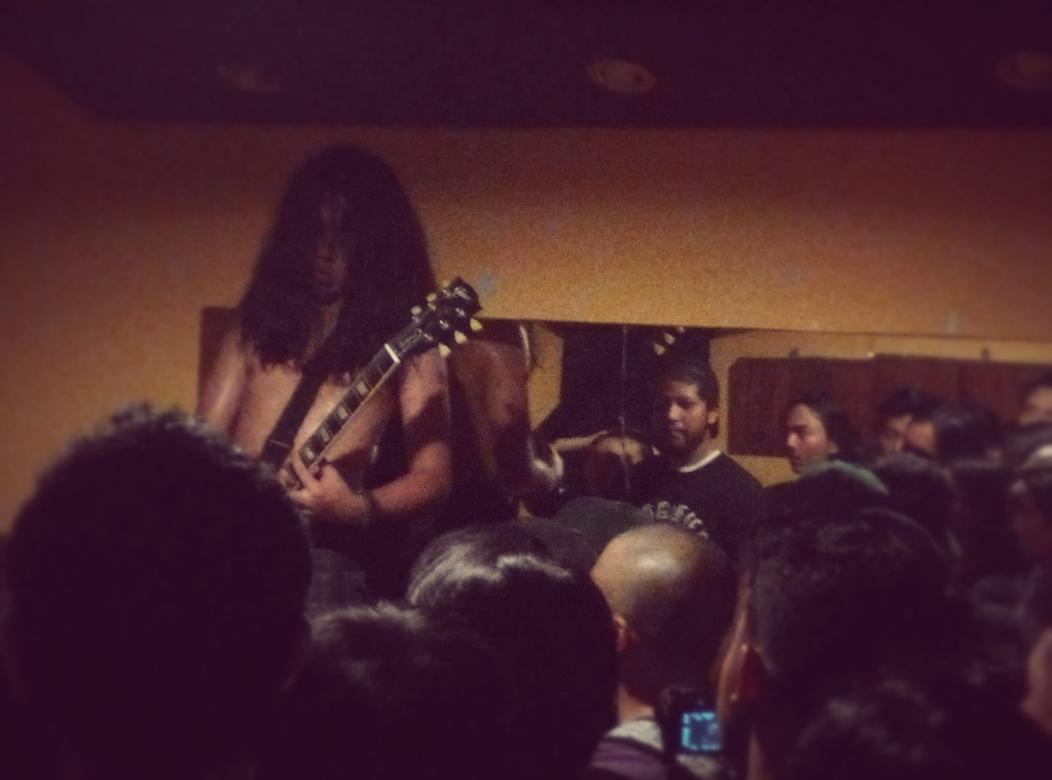 Panas mz! Haha RT <a href="/RMWRWN/">Rama Wirawan.</a>: High on amplifier; <a href="/iqraHP/">Iqra Nur Rizky A.</a> dengan gaya mengingatkan pada Matt Pike, naik ke atas ampli ”