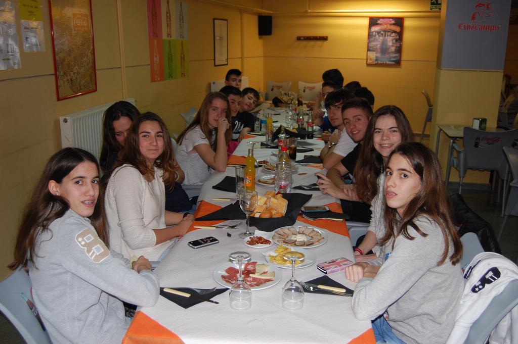ucacb's tweet photo. Gran comida de "La Peñuca". Buen ambiente en el bar Rep&amp;Sel. Pronto haremos otra. Muchas gracias @GradaUca #SomosUca http://t.co/lHlouSJvOS