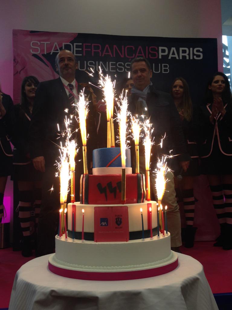 AXAFrance's tweet photo. Thomas Savare, psdt du @SFParisRugby et @NMoreau_AXA célèbrent 10 ans de partenariat #AXAlovesSFP @Eric_Lemaire #AXA http://t.co/zoAdzeP2qH
