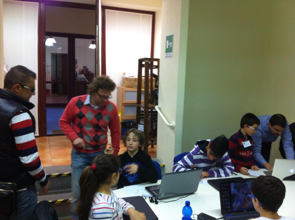 CoderdojoVc's tweet image. Gatti miagolanti e rullo di tamburi: i primi progetti in scratch hanno cominciato a invadere #Vercelli! #CoderDojo