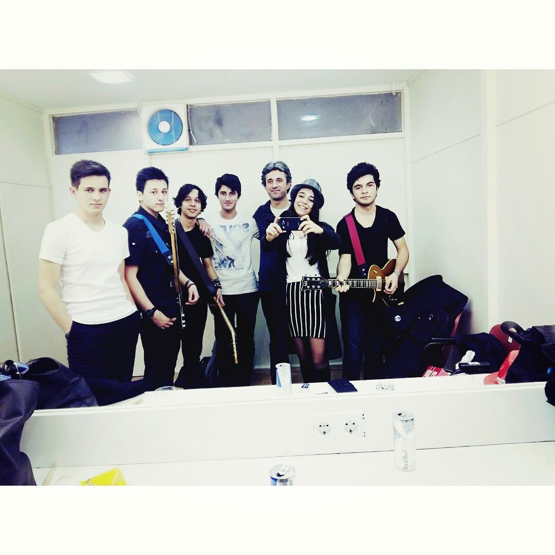 gamzeekarasu's tweet photo. #EverFly #LMY2015 #vodafonefreezone #kulis İnstagram : gamzekaraasuu 😙 http://t.co/eBQCLyBQbk