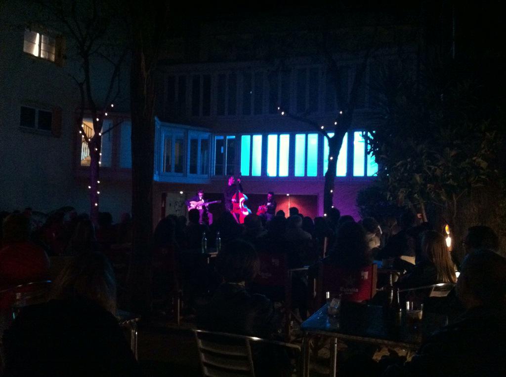 Sona Biel Ballester Trio als jardins del <a href="/CMetropol/">LCRS</a> sota una nit primaveral espectacular #DixieTGN