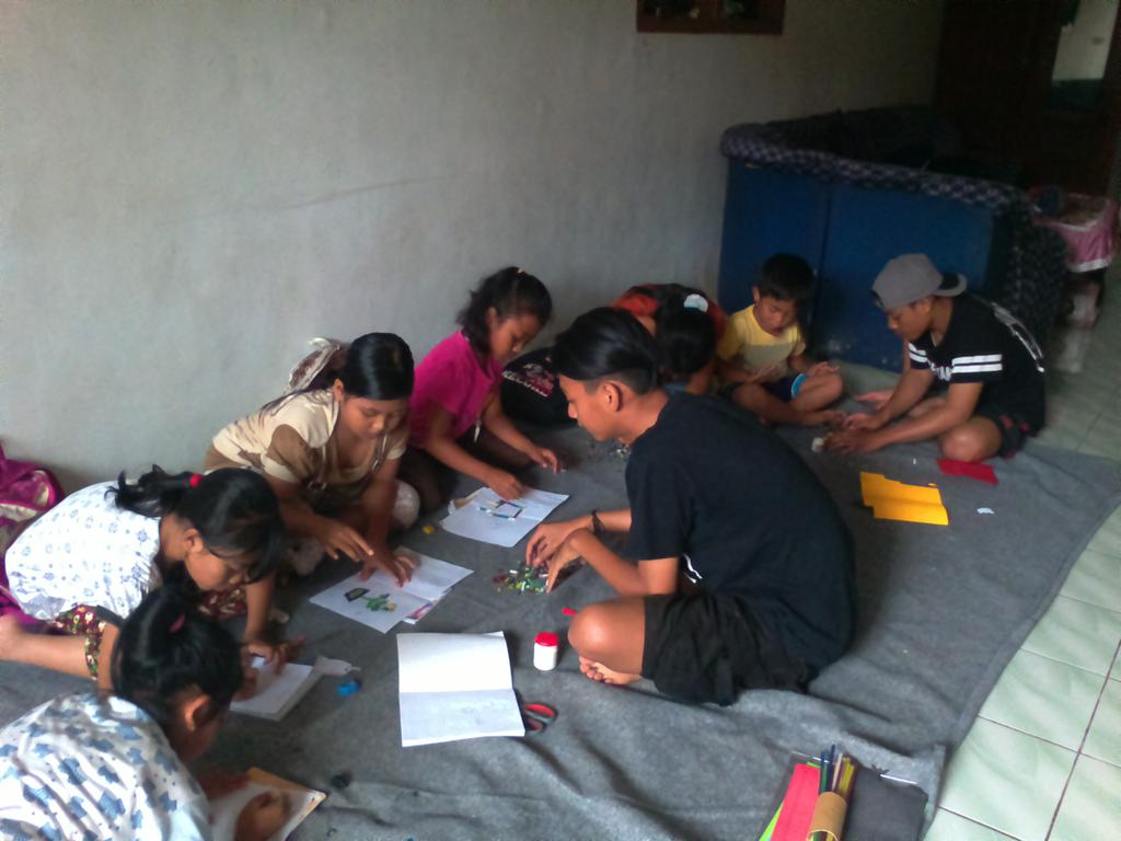 tamanbacaIKPL's tweet photo. Membuat lukisan dari sedotan bekas #asik #semangat #kreatif http://t.co/WegCc6XwBu
