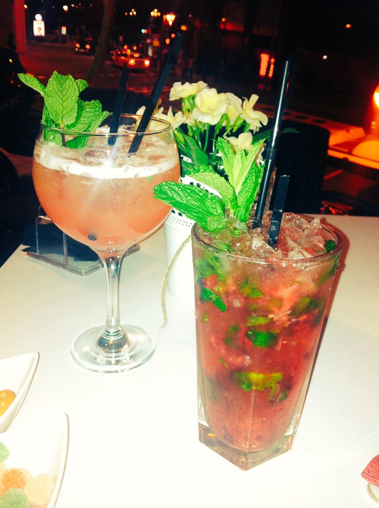 esther_more's tweet photo. Despues del spa, unos mojis ricos😊🍹 #mellis http://t.co/NM0HvHEsoP