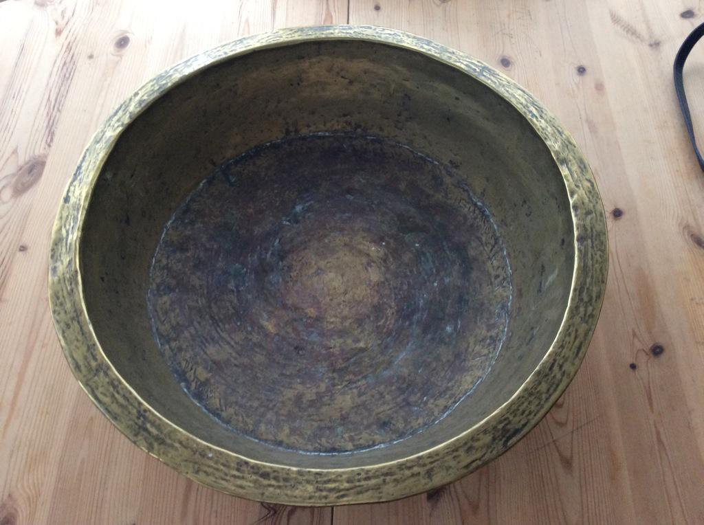 AdvTrading's tweet photo. Historical importance. Large Bristol Battery brass Lisbon Pan - early 19th C. Offers? #bristol #antique #tradegoods http://t.co/W5q9genv8z