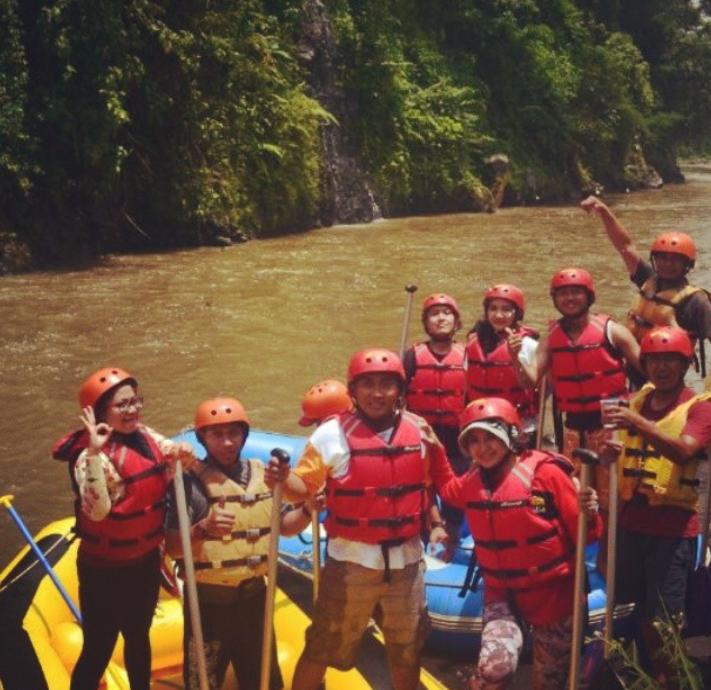 Saat rafting bersama kita bisa menumbuhkan kebersamaan tolong menolong #GENNOBAR #AXIC <a href="/987Genfm/">987 Gen FM</a>