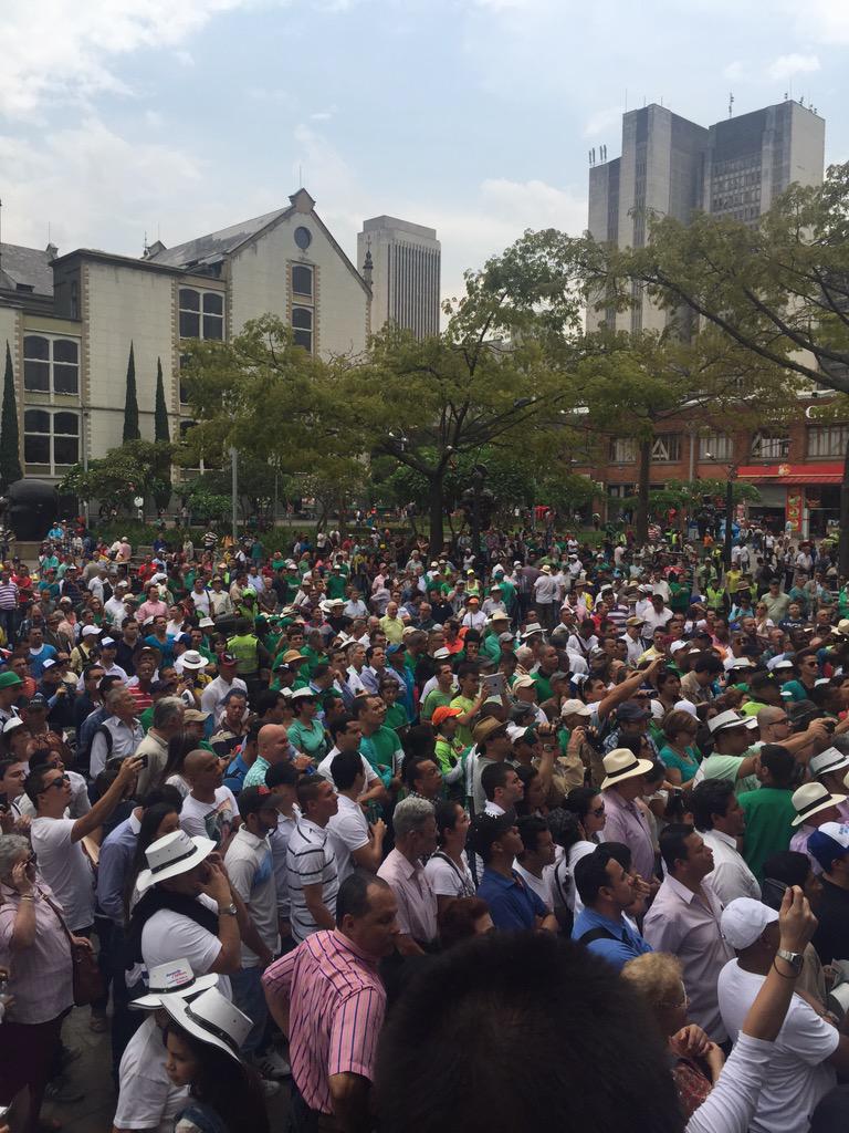 StefaVasquez's tweet photo. Esa soledad en la que se mantiene @AlvaroUribeVel cada día mas sólo #Medellin http://t.co/hQmrVhrDtu